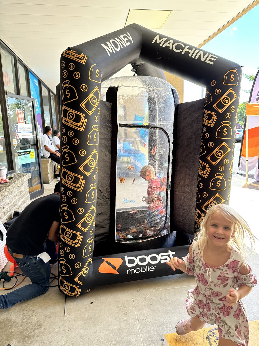 McclaryCandise's tweet photo. Amazing turnout for Boost Mobile Cellgear 2448 N Main St Back to school event! We gave out about 50 backpacks to some awesome kids and had a blast with the Spin the Wheel and Money Machine! Our amazing deals continue all weekend, stop by!! @mschwager3 @david_lopez702 https://t.co/yfJ538Gvkh
