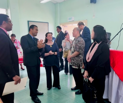 Manuela_V_Ferro's tweet photo. In conversation with Wempi Saputra, @WorldBank Executive Director & Sakun Lambasara, Alternative Executive Director, they represent π«π― World Bank's Board & Hon @filivosarogo Acting Minister for Health and Medical Services, Minister for Lands & Mineral Resources #CWMHospital 1/1 https://t.co/2EOsNXCVxd