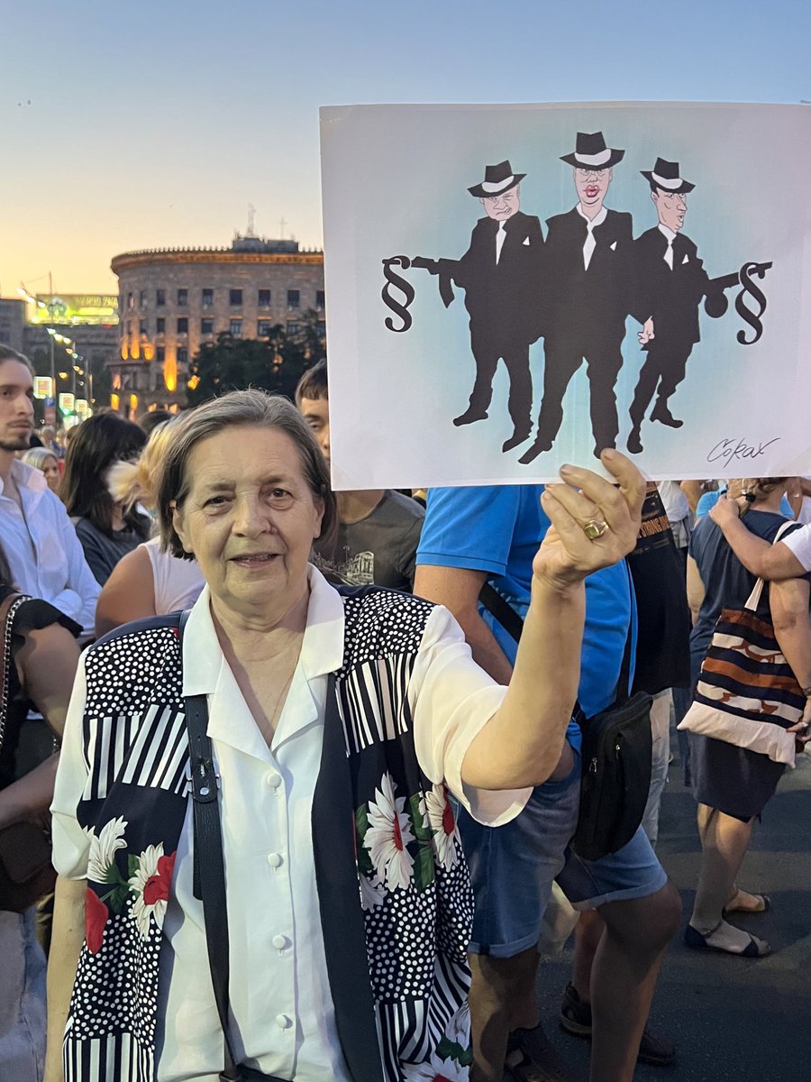 Zorka ima 80 godina. Zorka je aktivistkinja Pokreta slobodnih građana. Šeta protiv nasilja već 13. put zaredom i kaže da će šetati dokle god može. 

Budi kao Zorka 👏🏼

#SrbijaProtivNasilja