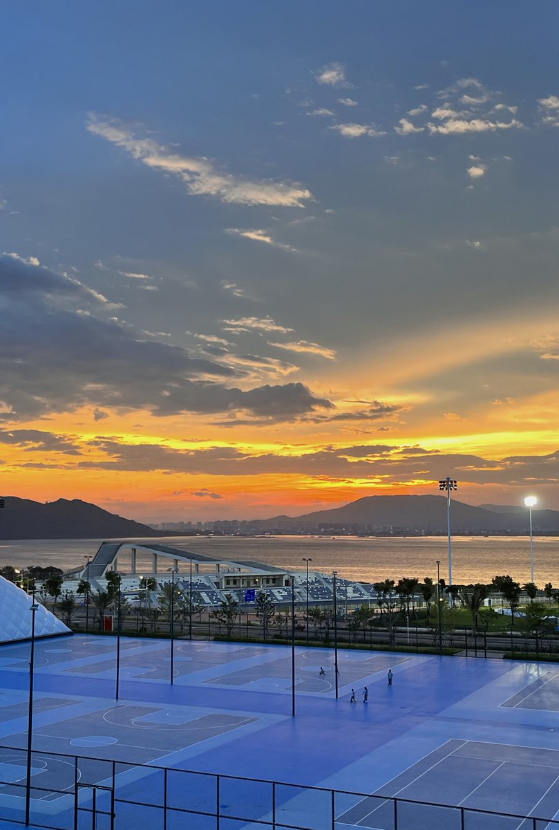 Lingshui_Lian's tweet photo. #SunsetOnCampus
Before coming here, I never expected to see such amazing scenery every single day!🥰🥰

(Photo by Yitong Li)
#sunset #sunsetview #sunsetglow #views #campus #campuslife #university #myuni #mycampus https://t.co/V1mRiI46sr