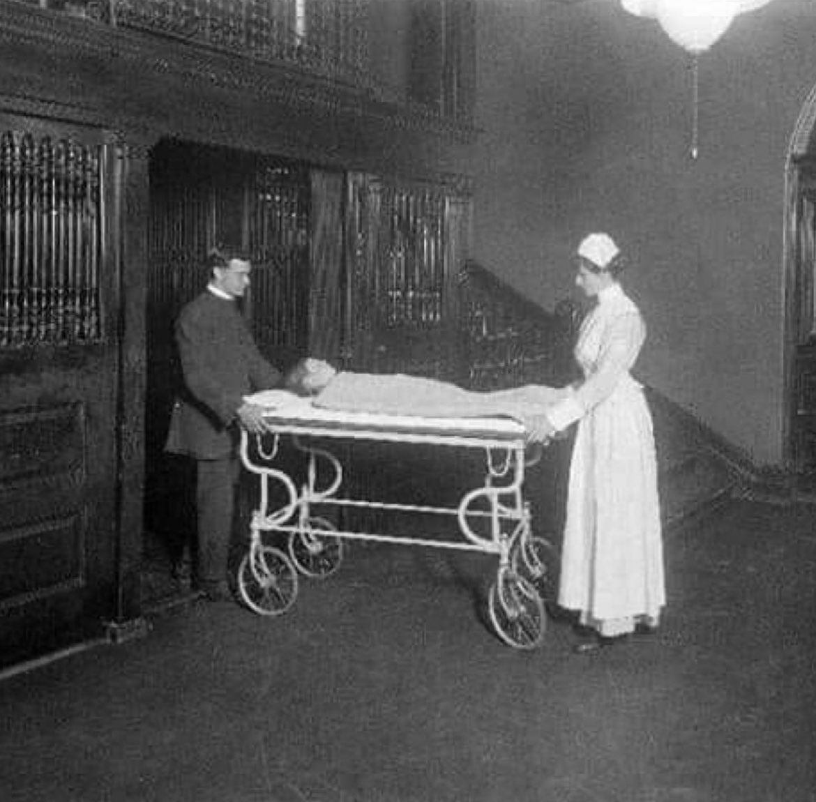 _
Momento histórico de la medicina

En 1921, el mundo de la medicina fue testigo de un avance revolucionario que cambiaría para siempre el curso del tratamiento de la diabetes.

Este hito ocurrió en la Universidad de Toronto, Canadá, donde el Dr. Frederick Banting y su asistente