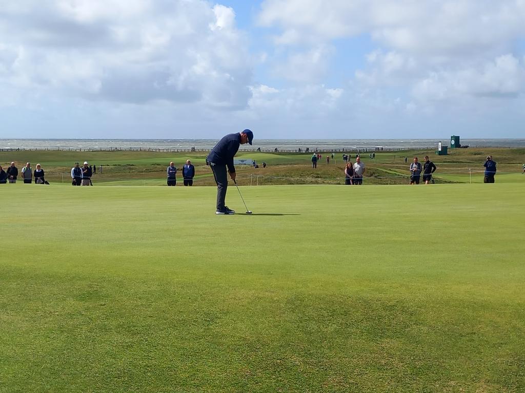 Amser wych heddiw <a href="/Royal_Porthcawl/">Royal Porthcawl Golf Club</a>. Gwylias i #LegendsReturn #SeniorOpen llawer o haul ac wyntog ond dim glaw diolch byth! Cafodd <a href="/padraig_h/">Padraig Harrington</a> "chip in" wych ar Hole 14. <a href="/VijaySinghGolf/">Vijay Singh</a> "Hole out" ar Hole 3 ond collais i'r "hole in one" gan <a href="/steven_alker/">Steven Alker</a>