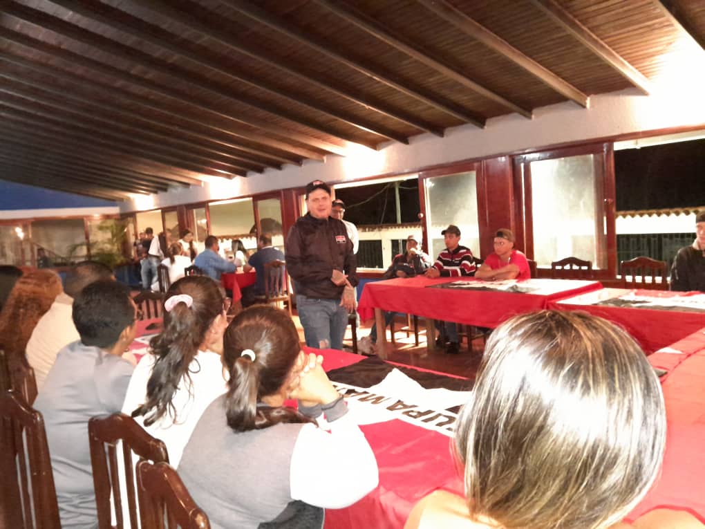 Se da inició al círculo de estudio en @TovarMRT Páramo Mariño del Edo. Mérida a través, de la formación.
La Juventud continuará con el proceso de nuestra organización política.

¡Tupamaro Ejemplo De Lucha!

#SomosLosDeChávezYNicolás