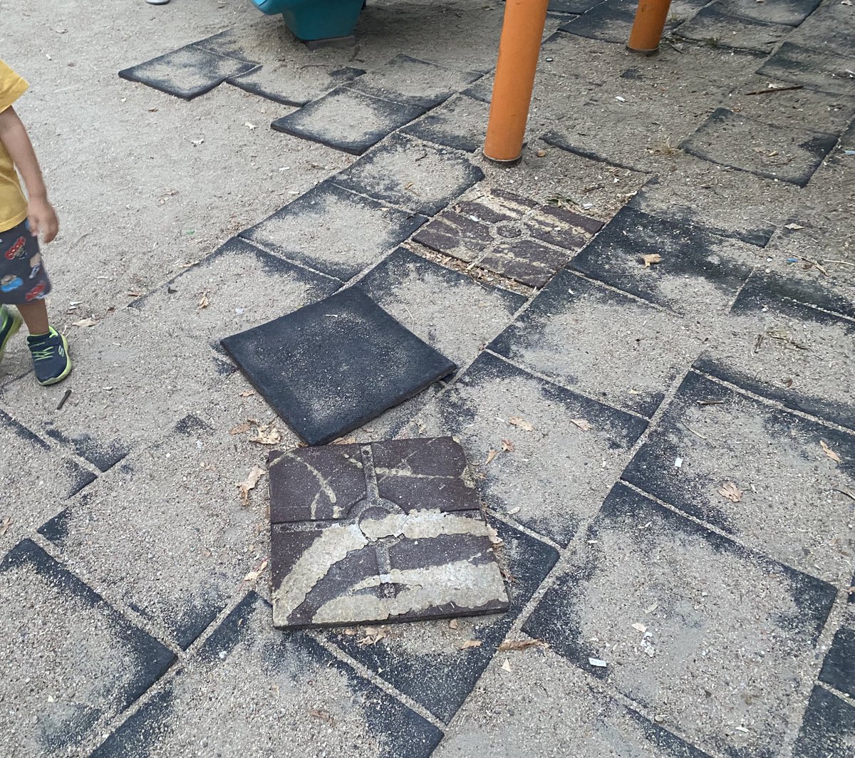 Mutlulugu en çok hakeden çocuklarımız..Memleketime gittim o kadar güzel parklar var ki hayran kaldim. Memleketim gibi gördüğüm  Mutlu insanlar kentinde ne yazik ki dogru düzgün park yok olaninda hali.. Her gün kaç tane cocugun cani yaniyor ...lütfen duyarlı olalım <a href="/Kirkbelbasin/">Kırklareli Belediyesi</a>