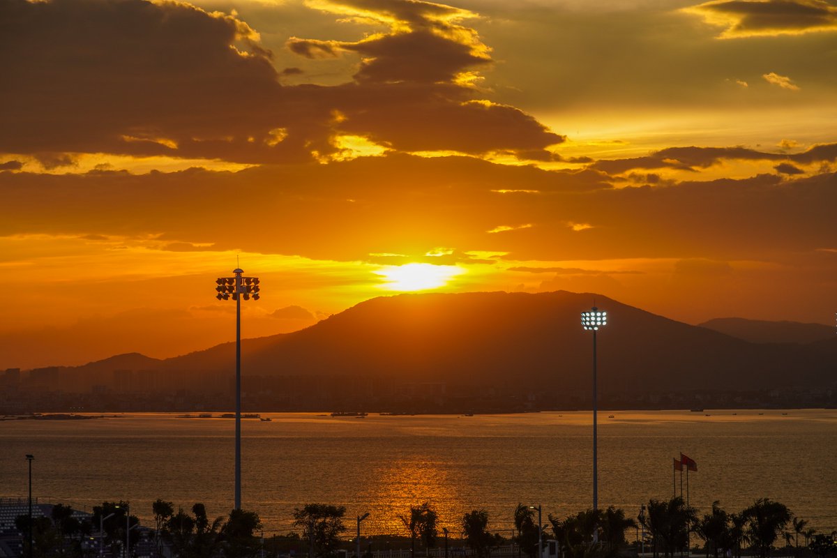 Lingshui_Lian's tweet photo. #SunsetOnCampus
Nothing compares to seeing a breathtaking campus sunset after the busy study of the whole day:D

(Photo by Yitong Li)
#sunset #sunsetview #sunsetglow #views #campus #campuslife #university #myuni #universitylife #mycampus https://t.co/8fneoMPyXG