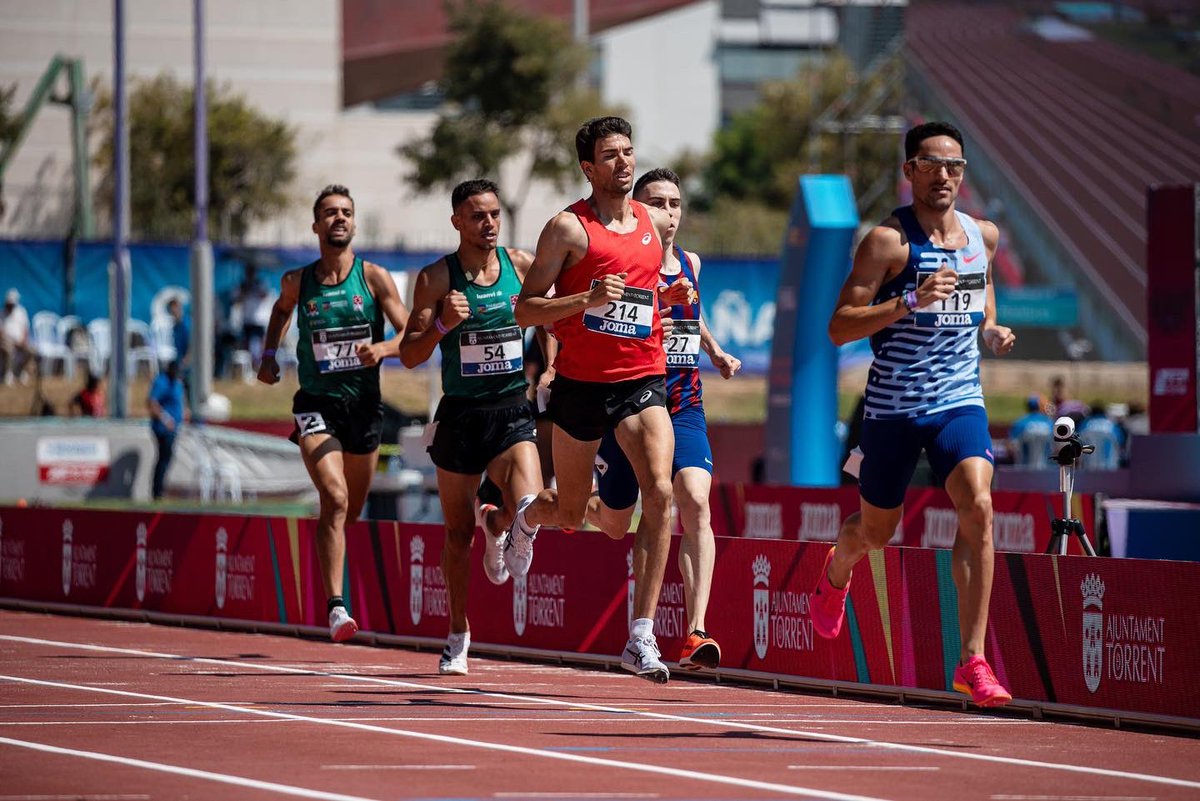 Un niño 👦🏻 disfrutando de lo que más le gusta… CORRER. Mañana a por la final de 1500. 🍀