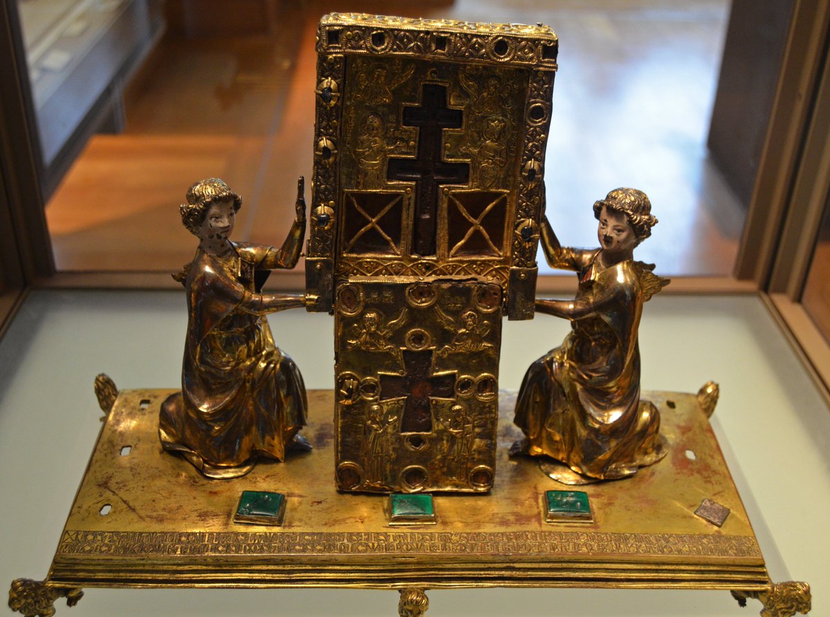 ByzantineLegacy's tweet photo. Reliquary of the True Cross borne by two angels at the Louvre @MuseeLouvre 

The Byzantine reliquary has been dated to the 12th – 13th century, while its support (perhaps made in Champagne) dates c. 1320-40
It was formerly in Chapelle Saint-Jean-Baptiste de Jaucourt in Aube https://t.co/xHEiJ9XQ77