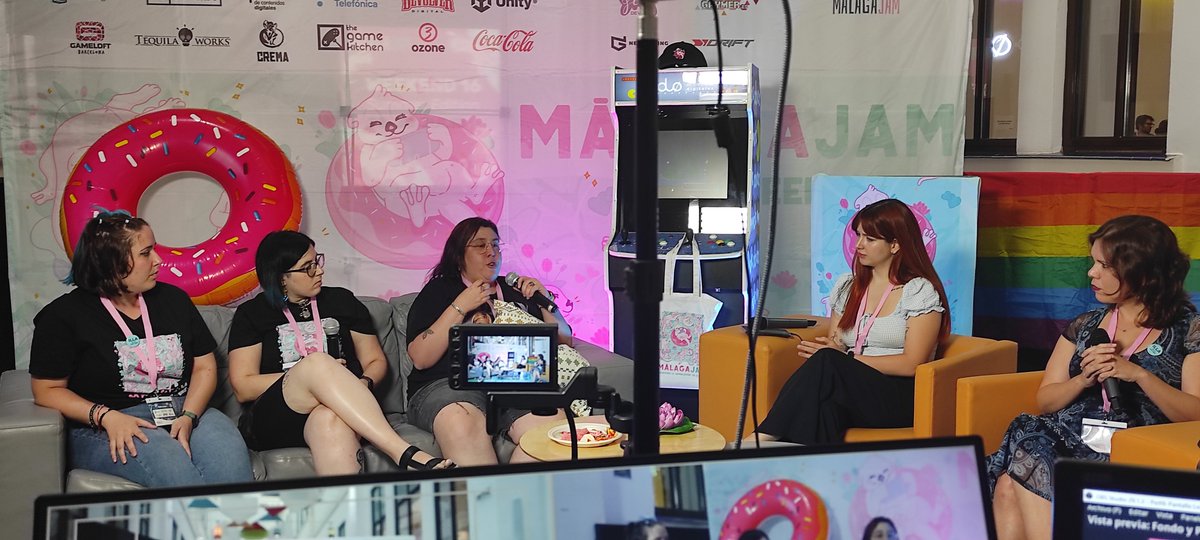 Vamos con la última entrevista de hoy! Nos acompañan <a href="/IsiAngeath/">Isi</a> <a href="/Nurikops/">Ｎｕｒｉｋｏｐｓ 🌈🌷</a> y <a href="/dagashell/">Daga Puñales ⚙</a>  en representación de <a href="/FemDevs/">FemDevs</a> y <a href="/GaymerEs/">Gaymer.es 🎮 🏳️‍🌈🏳️‍⚧️</a> , que nos hablan de su labor y experiencias asesorando a los equipos en esta gamejam.

twitch.tv/malagajam