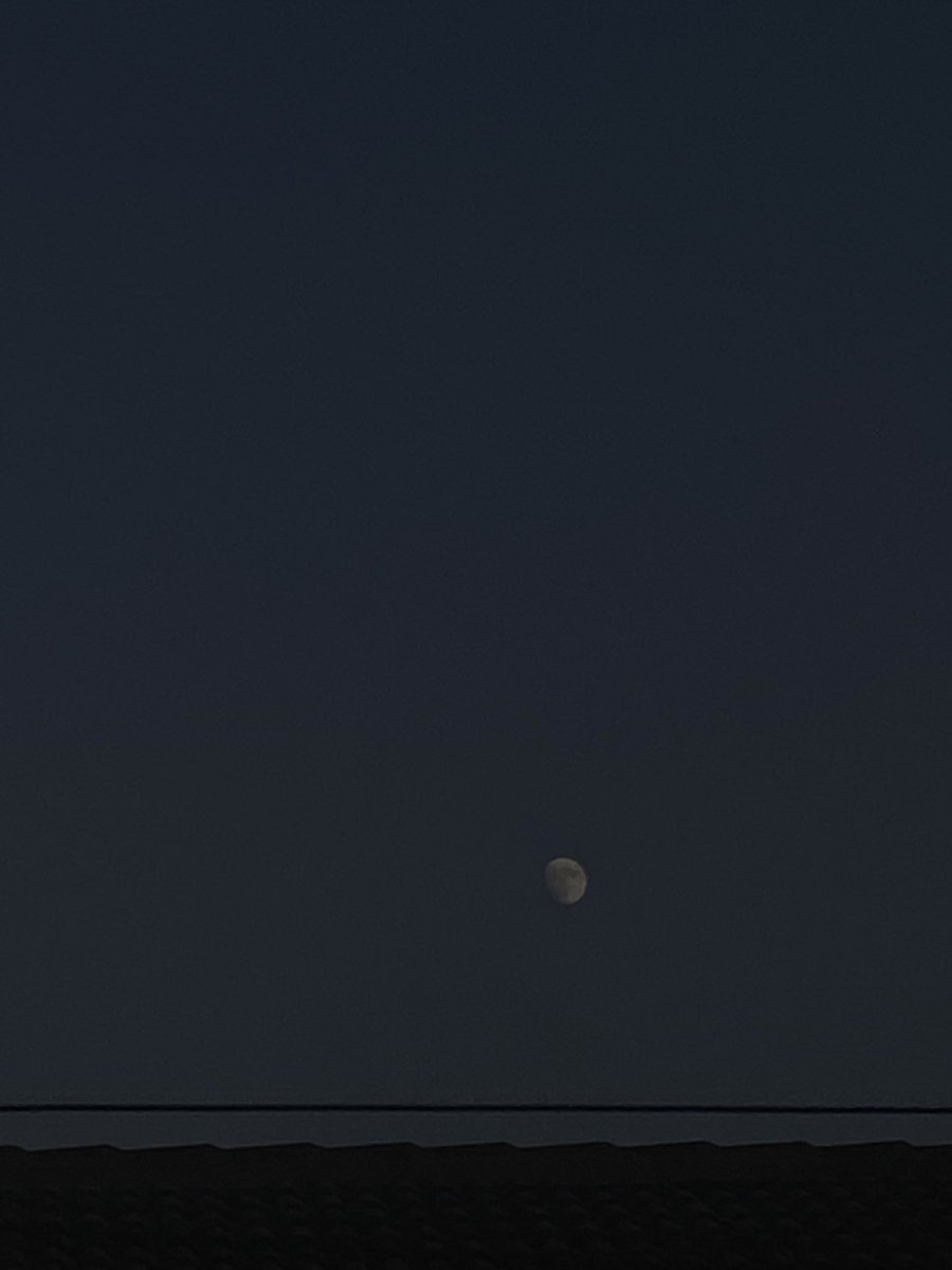 icerbveerg's tweet photo. le mie foto preferite sono sempre quelle della luna anche se vengono di merda https://t.co/pMVu8SShEC
