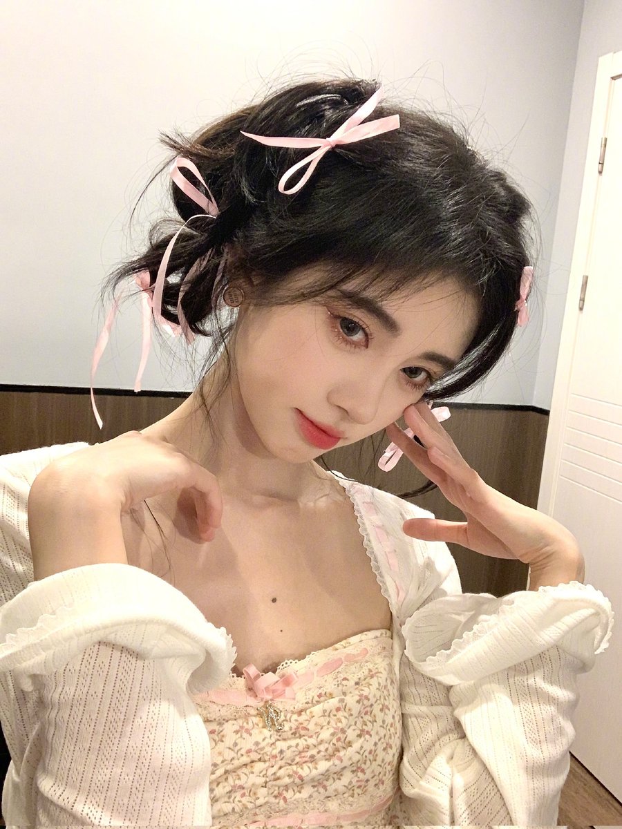 扎起头发的甜甜鞠妈，感觉像是睡衣，还比耶，真可爱😋 https://t.co/6p13vz198X