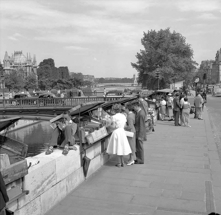 Frank Horvat.
Les bouquinistes des quais de la Seine 
1950. Paris 
#bouquinistes #Paris2024 #JO2024