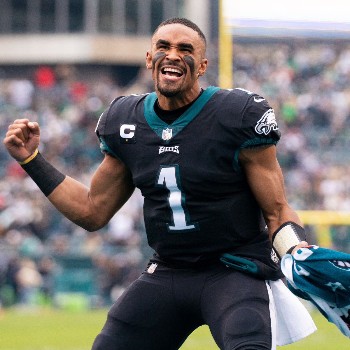 PHLEaglesNation's tweet image. Is there any team in the NFL with better uniforms than the #Eagles as a whole?