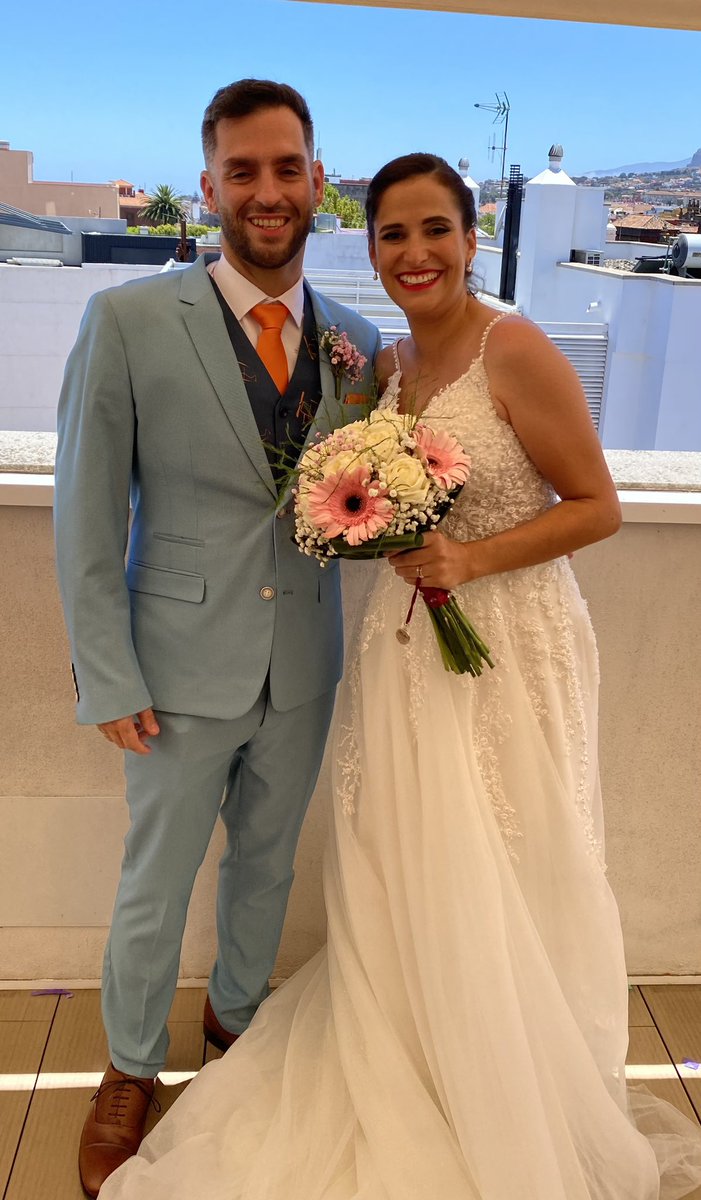 LKLaguna's tweet photo. Felicidades pareja, todos los que formamos la familia LK basket estamos hoy de fiesta 🎉🎉🎉
🦉🦉🦉🏀🏀🏀❤️❤️❤️ https://t.co/wkbOfTyO3e