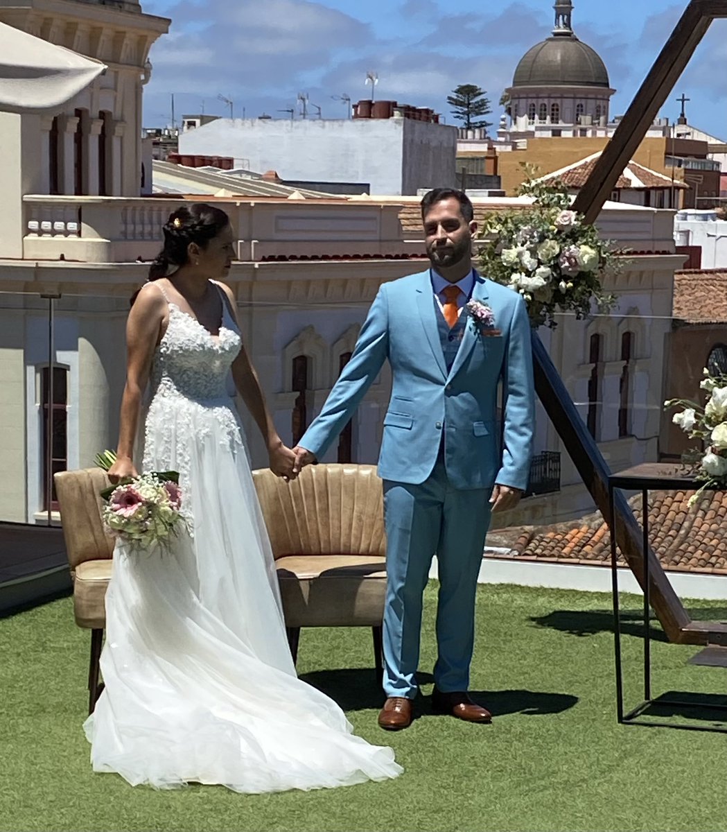 LKLaguna's tweet photo. Felicidades pareja, todos los que formamos la familia LK basket estamos hoy de fiesta 🎉🎉🎉
🦉🦉🦉🏀🏀🏀❤️❤️❤️ https://t.co/wkbOfTyO3e
