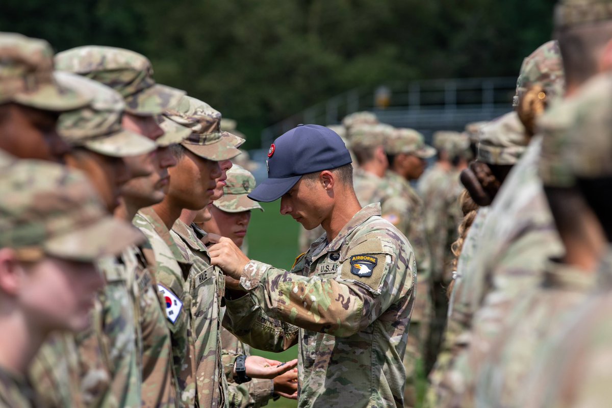 WestPoint_USMA's tweet photo. Look at those wings!🦅🇺🇸West Point and other service academy cadets, ROTC cadets, Summer Task Force soldiers from the @82ndairbornediv and U.S. Military Academy staff and faculty earned and received their Air Assault Badges during a graduation ceremony July 29 at West Point, N.Y. https://t.co/Ng00G7jsYK