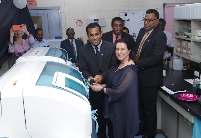Manuela_V_Ferro's tweet photo. .@WorldBank is helping @FijianGovernment improve health tests and diagnostics of communicable and non-communicable diseases in the #CWMHospital, Fijiβs largest hospital. 4/4 https://t.co/tvHTnpf6pZ