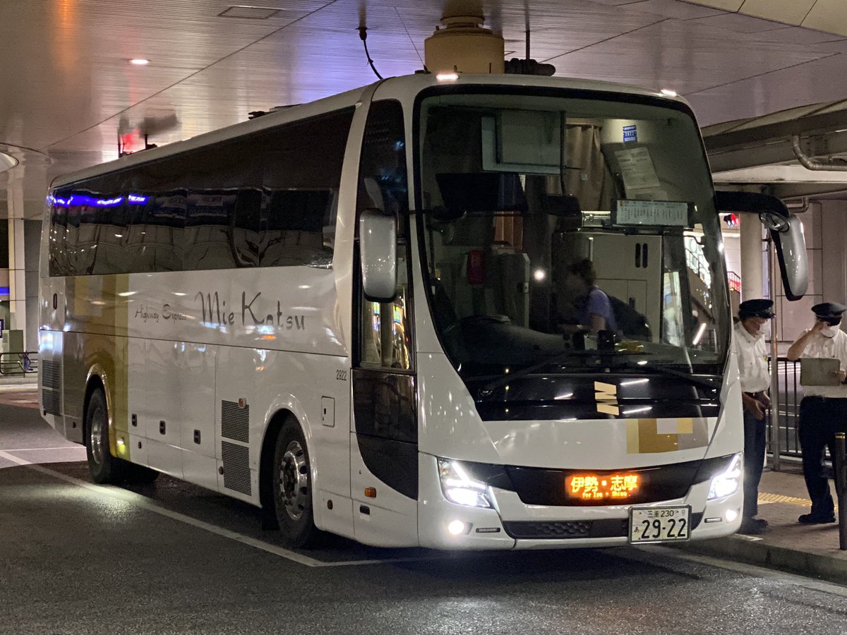 kApSDHUUGI6YTUR's tweet photo. 立川花火大会を鑑賞して立川バスのJ717を撮り、居酒屋行ってまた北口へ戻ったら、西武バス新塗装の白回送と立川バス2407号車、そして三重交通の令和クィーンが続けて登場。
#立川バス 
#西武バス 
#三重交通 
#いすゞLV
#J717 
#いすゞエルガ
#日野セレガ
 #三菱ふそうエアロクィーン
#立川花火大会 https://t.co/fLG7VbO3mR