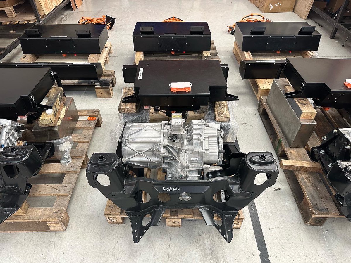 elecclassiccars's tweet image. More bolt-in electric conversion kits for the classic Mini ready to ship out to our installation partners around the world. 2 to the US and 1 to Australia. 200hp and nearly 30kWh.⚡️❤️😎 #electricmini #mini #classicmini #miniev
