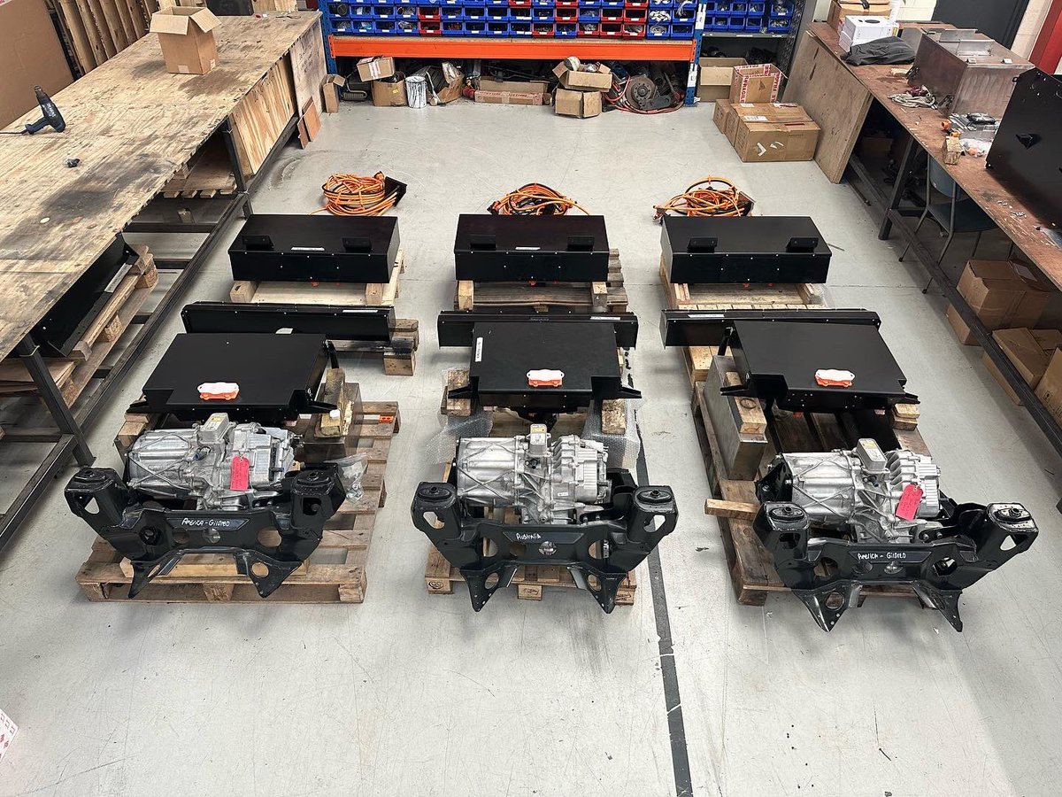 elecclassiccars's tweet image. More bolt-in electric conversion kits for the classic Mini ready to ship out to our installation partners around the world. 2 to the US and 1 to Australia. 200hp and nearly 30kWh.⚡️❤️😎 #electricmini #mini #classicmini #miniev