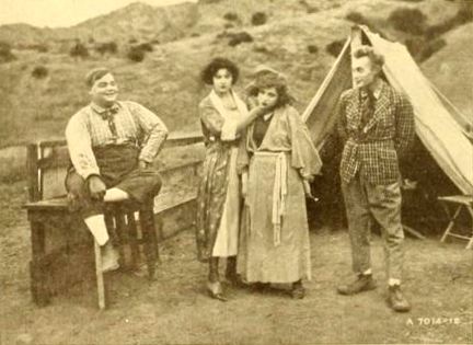 RoscoeArbuckles's tweet photo. Photograph from Camping Out (1919) starring #RoscoeArbuckle, Alice Lake, an unidentified actress, and #AlStJohn, on page 234 of the January 11, 1919 Moving Picture World. Look at Roscoe's smile!
#MovingPictureWorld #magazine #Keystone #MackSennett #comedy #Hollywood #Damfino https://t.co/DZwyo01GxV