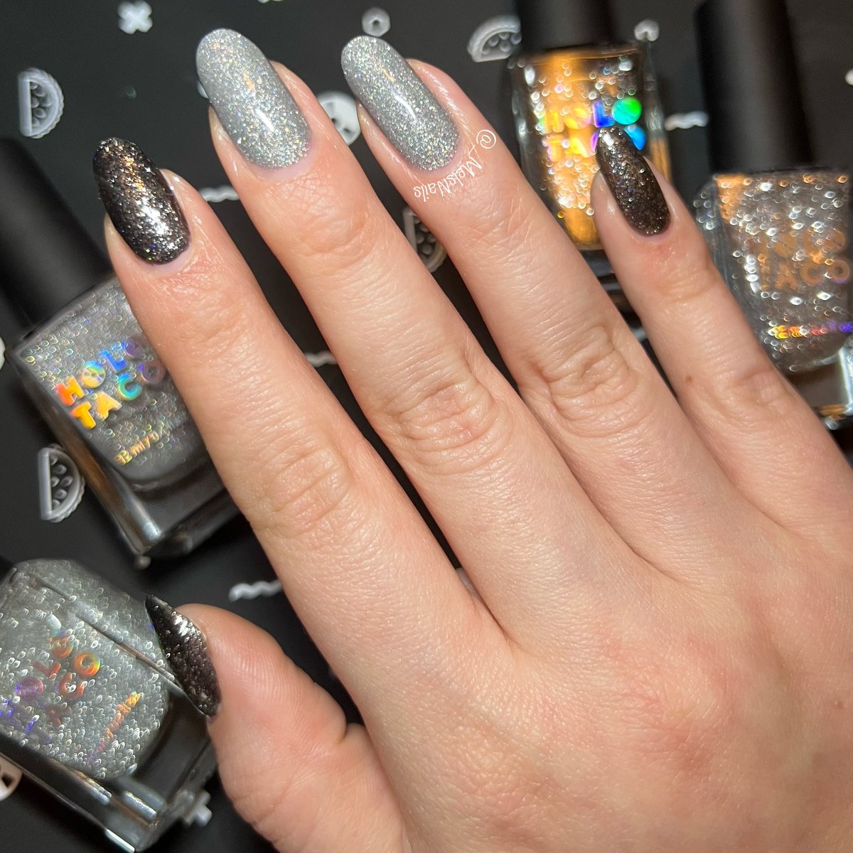 _MelsNails's tweet photo. Reflective taco over Highest Bidder and silver flake taco over Blacklisted! 🩶🖤💅🏻 @holotaco #QuickDryBase #ReflectiveTaco #HighestBidder #SilverFlakeTaco #Blacklisted
#HoloTaco #melsnails #holotacocombo https://t.co/pWFmjyqjsl