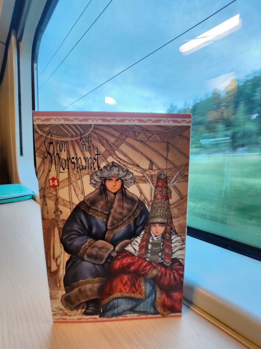 Pakkeh's tweet photo. Neljä hutia Vantaalta sekä Turusta, mut viidennestä kaupasta löytyi viimein Aron Morsiamet osa 14.

Hyvältä maistui, ehkä omaan makuun vähä liikaa ratsastusta, (tämä teki myös pokkarista nopealukuisen) mutta ainakin Kaoru Mori nautti kohtauksen piirtämisestä. https://t.co/uEpOh0FHI1