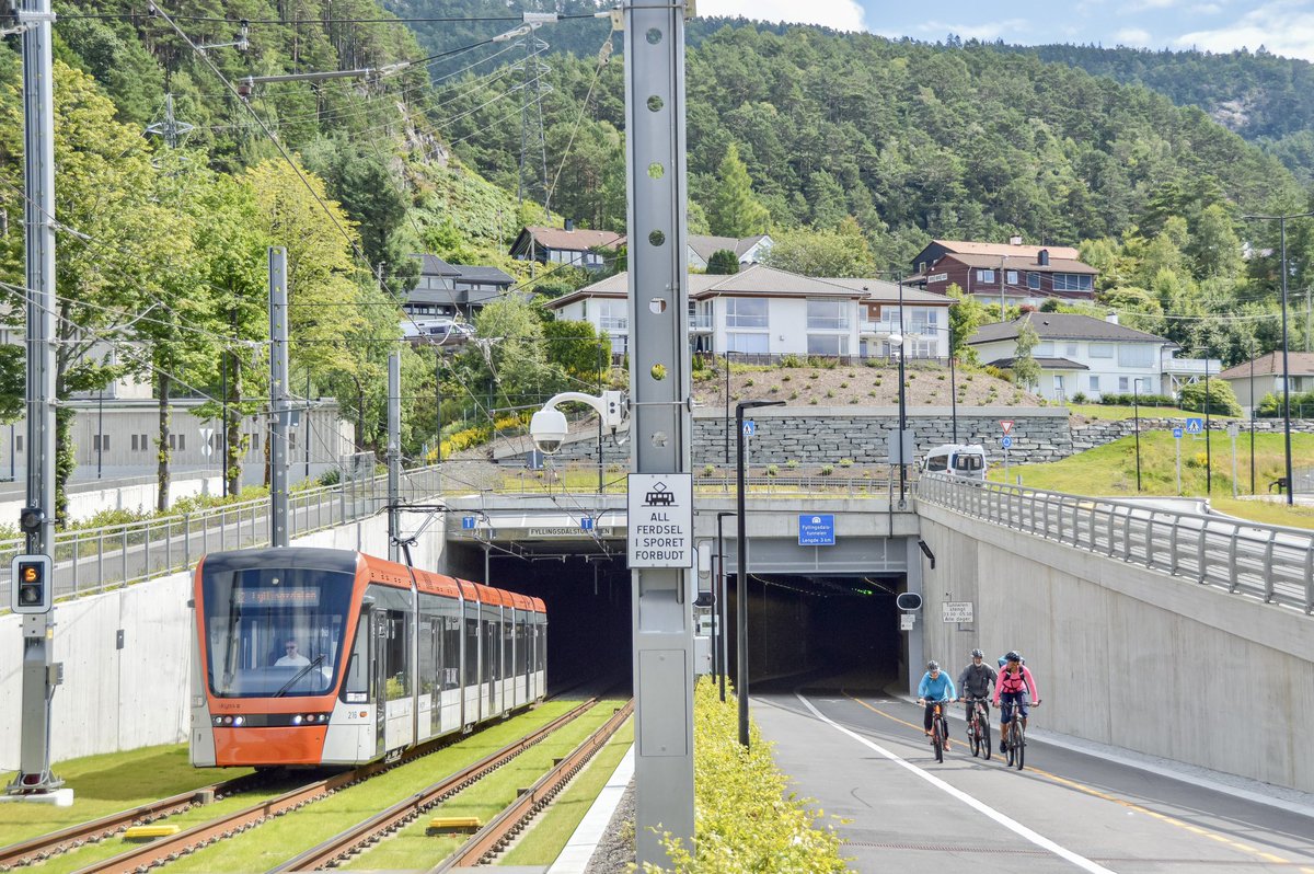 modacitylife's tweet image. The Fyllingsdalstunnelen is part of a larger transformational project: an 8km “green spine” connecting the southern suburbs to Bergen Station.

It includes a cycle- and (grass) tramway, parks and rainwater retention sites; all to be lined with new development in the coming years.