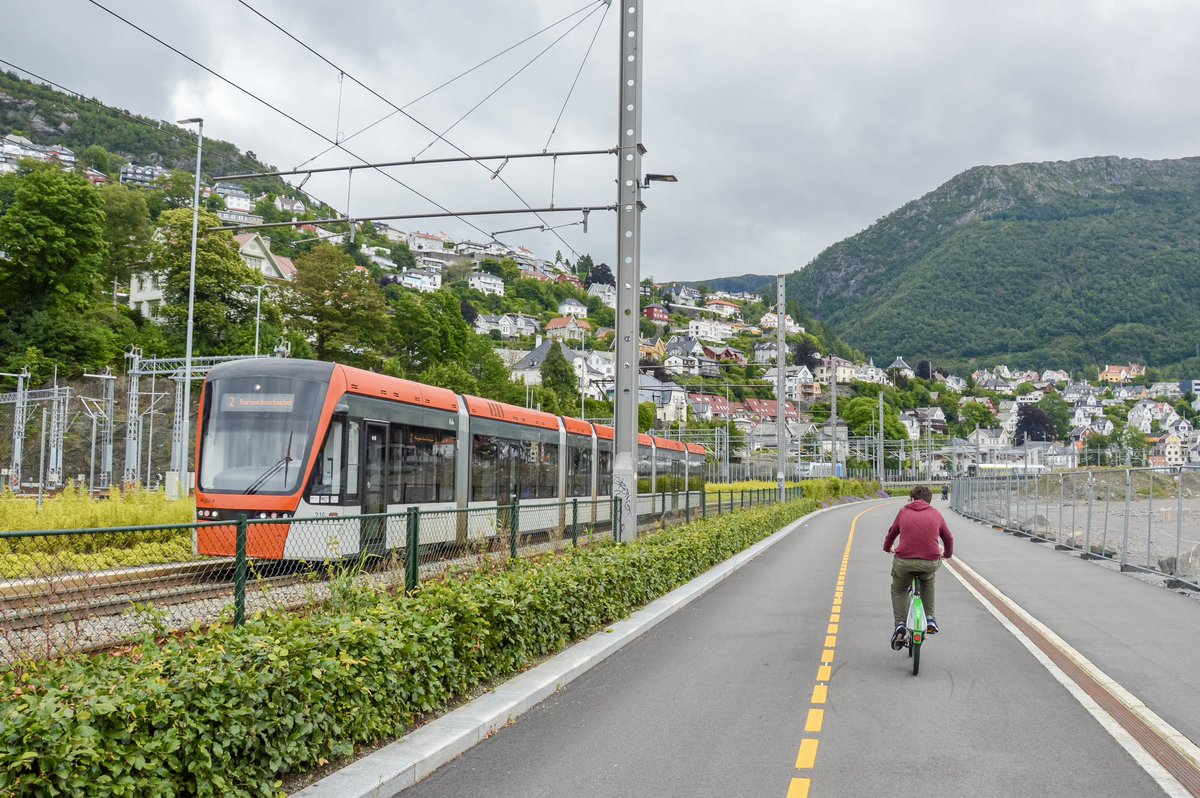 modacitylife's tweet image. The Fyllingsdalstunnelen is part of a larger transformational project: an 8km “green spine” connecting the southern suburbs to Bergen Station.

It includes a cycle- and (grass) tramway, parks and rainwater retention sites; all to be lined with new development in the coming years.