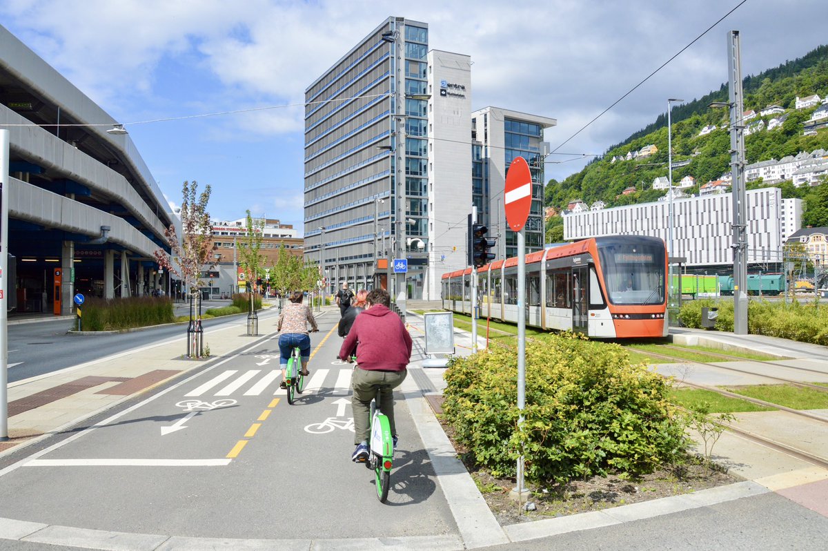 modacitylife's tweet image. The Fyllingsdalstunnelen is part of a larger transformational project: an 8km “green spine” connecting the southern suburbs to Bergen Station.

It includes a cycle- and (grass) tramway, parks and rainwater retention sites; all to be lined with new development in the coming years.