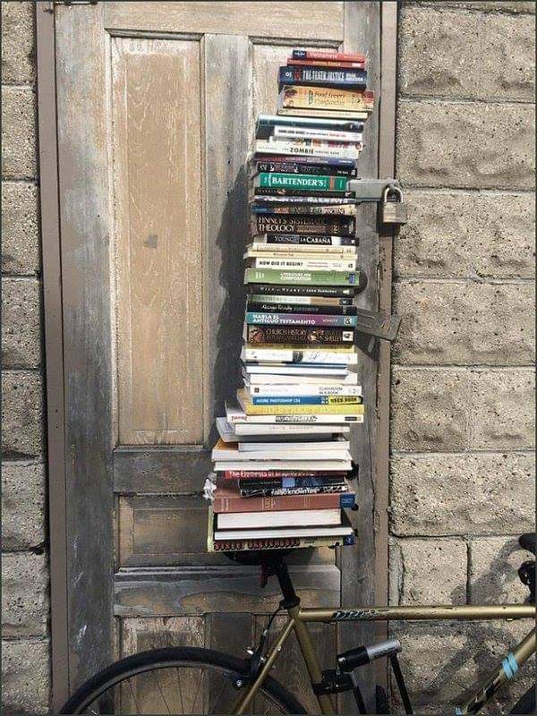 literlandweb1's tweet photo. “Los libros son más fuertes que la vida. Son su mejor revancha. Son testigos de la muralla inexpugnable de nuestra mente, de la impenetrable fortaleza de nuestra memoria”.
"El libro de los Baltimore", Joël Dicker https://t.co/0Nxn3LN0sa