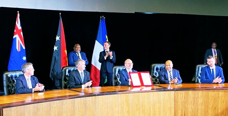 Fier d’y avoir lancé avec <a href="/PelletJeremie/">Jérémie Pellet</a> un vaste programme de travail en format #TeamEurope pour la protection et la gestion durable de la forêt, le verdissement du système financier, la transition énergétique avec #Enercal et la modernisation du port de #Rabaul