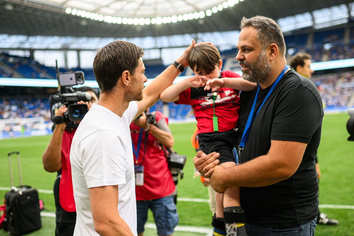 bayer04_es's tweet photo. ¡Gracias @RealSociedad por este gran recibimiento! 🖤🦁❤️
Los esperamos en Leverkusen 😉
#RSCB04 | #SomosBayer04 https://t.co/uowmpBwtV9