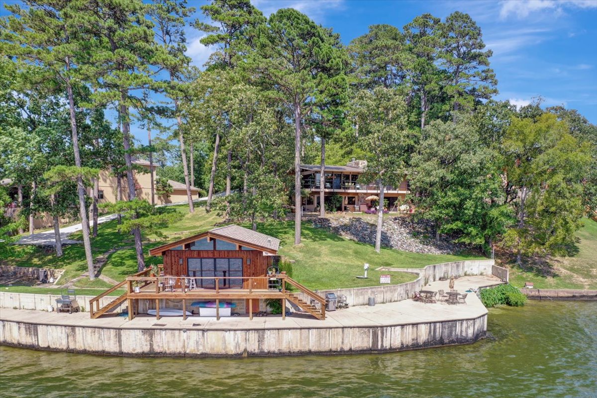 lakehamiltonSA's tweet photo. 820 Lakeland Point on Lake Hamilton.  Main home and guest cabin on the waterfront. 300+ Front feet of Lake Hamilton Shoreline.  Ask: $1,750,000.00 Sally Adams, Lake Homes Realty, 501-538-5402 https://t.co/QMr8tMA7L3