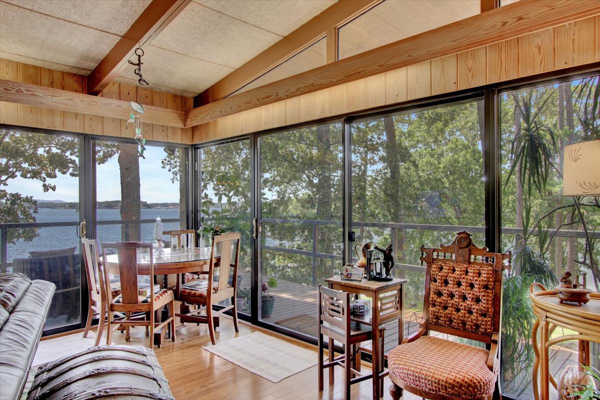 lakehamiltonSA's tweet photo. 820 Lakeland Point on Lake Hamilton.  Main home and guest cabin on the waterfront. 300+ Front feet of Lake Hamilton Shoreline.  Ask: $1,750,000.00 Sally Adams, Lake Homes Realty, 501-538-5402 https://t.co/QMr8tMA7L3