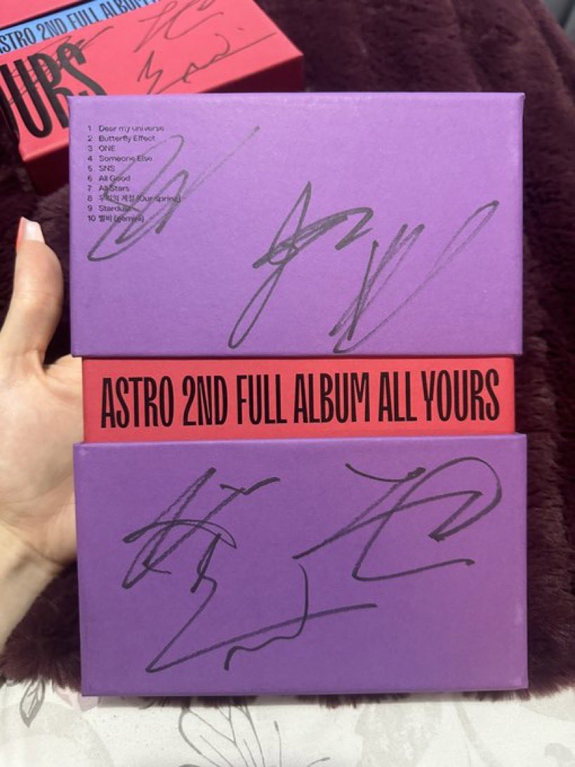 Monatiny14's tweet photo. WTS 2x Astro signed All yours albums 

Come with full inclusions. Looking for £45 each plus shipping but open to offers! 

Can ship WW https://t.co/B5cSlXteOq