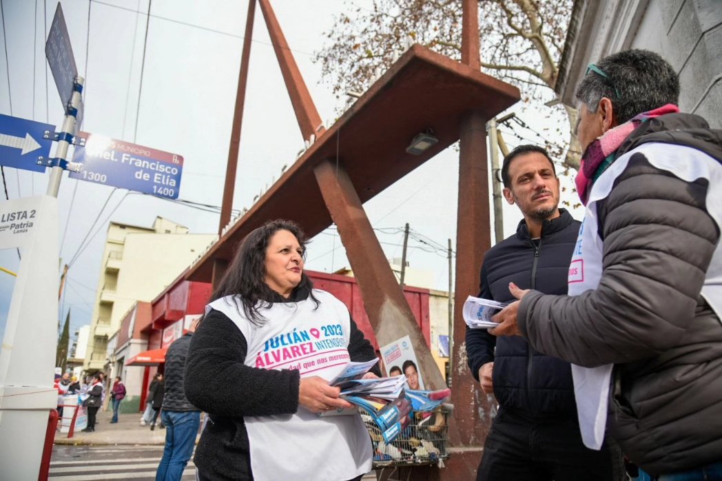 aJulianAlvarez's tweet photo. Hoy por la mañana conversamos con vecinos, vecinas y comerciantes de la calle D'Elía, en Villa Industriales, y recorrimos nuestras mesas de difusión, junto a @OmarGaldurralde y las y los candidatos de la Lista 2 de @UnionXLPlanus.

#LaCiudadQueNosMerecemos https://t.co/kckSEafH29