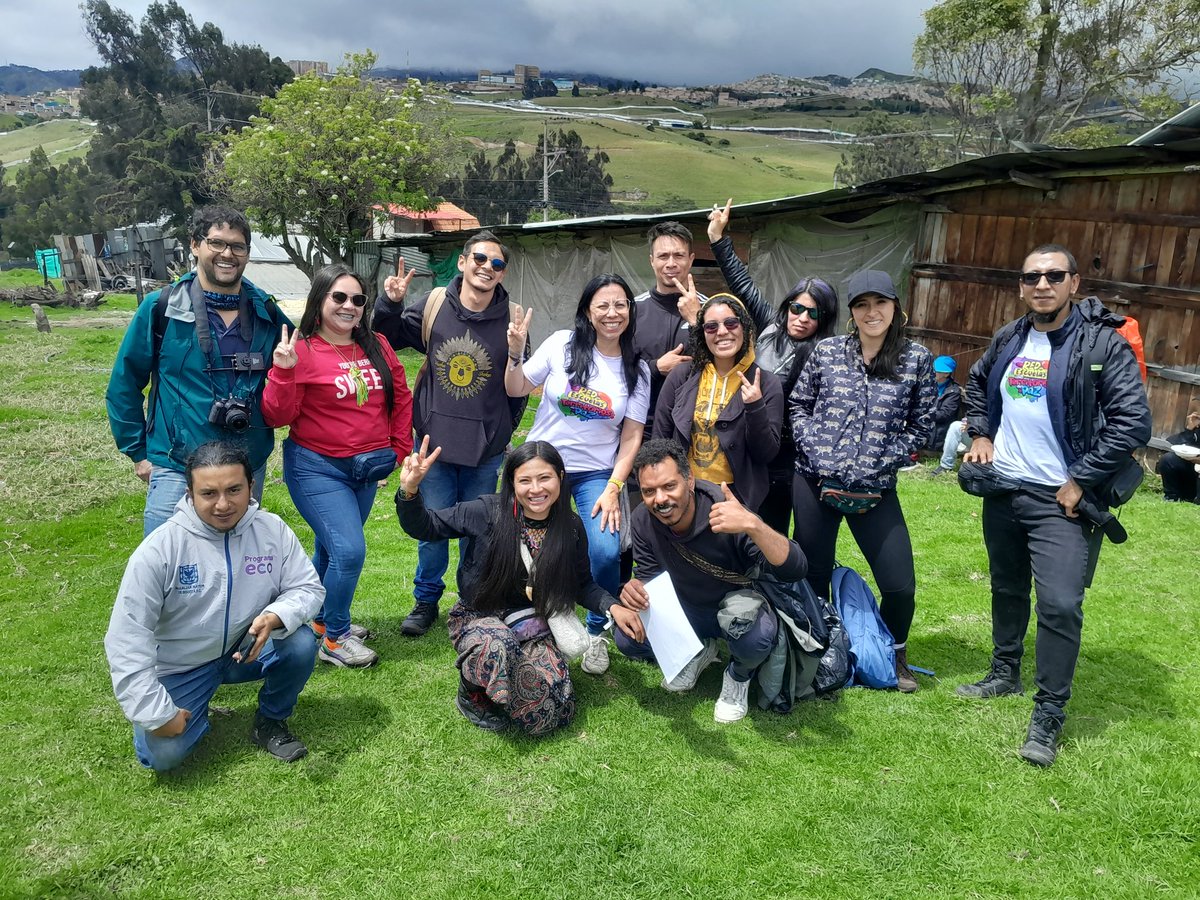 TamaraPaolAH's tweet image. Hoy en la localidad de Usme nos encontramos con las familias de Ciudad Bolívar, Sumapaz, Tunjuelito y Usme. Desde la alegría, el reconocimiento de nuestros ancestros y alrededor de un delicioso sancocho seguimos construyendo la red de escuelas como territorios de paz #RedesPaz