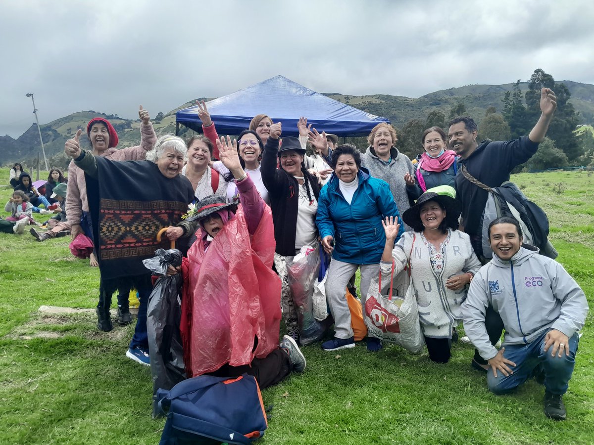 TamaraPaolAH's tweet image. Hoy en la localidad de Usme nos encontramos con las familias de Ciudad Bolívar, Sumapaz, Tunjuelito y Usme. Desde la alegría, el reconocimiento de nuestros ancestros y alrededor de un delicioso sancocho seguimos construyendo la red de escuelas como territorios de paz #RedesPaz