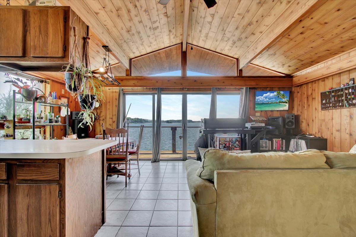 lakehamiltonSA's tweet photo. 820 Lakeland Point on Lake Hamilton.  Main home and guest cabin on the waterfront. 300+ Front feet of Lake Hamilton Shoreline.  Ask: $1,750,000.00 Sally Adams, Lake Homes Realty, 501-538-5402 https://t.co/QMr8tMA7L3