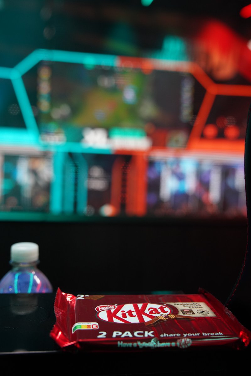 Watching the #LEC in the best possible way 😋🍫