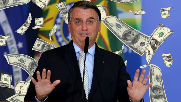 pedrorousseff's tweet photo. Sabe o que Bolsonaro fez com os R$ 17 MILHÕES que ele recebeu do PIX dos patriotas?

Simplesmente aplicou TODO O DINHEIRO em um INVESTIMENTO em renda fixa no banco

O Inelegível implorou por dinheiro pra pagar suas multas, mas não pagou NENHUMA delas

O golpe tá aí, cai quem quer https://t.co/ERheGOJ9On