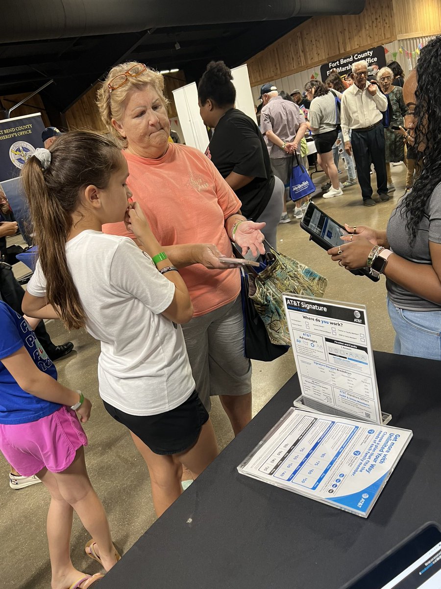 Huge thank you to Fort Bend County for having us at their Employee Fair! It was a pleasure getting to know the employees and letting them know about our amazing discounts! #EHOU | #STXSpeaks | #Fiber | #GetSiggyWithIt