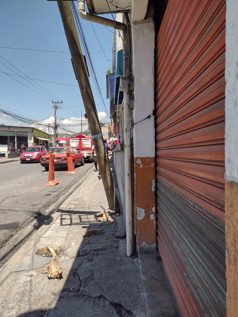 pelugama's tweet photo. @TELMEXSoluciona  poste caído en Av San Mateo en Praderas de San Mateo, Naucalpan  a la altura del bodega Aurrerá express https://t.co/odI69WGZ71