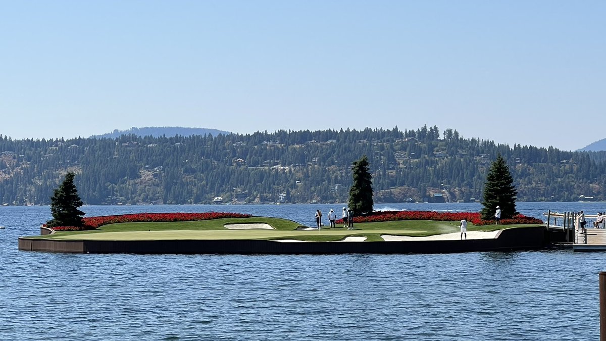 LisaFuhr31's tweet photo. The #floatinggreen out here at the @CDAResort @ComCancerFund #charity with @grantfuhr @ChristianOkoye and #SidneyRice https://t.co/Rl3XI18gSx