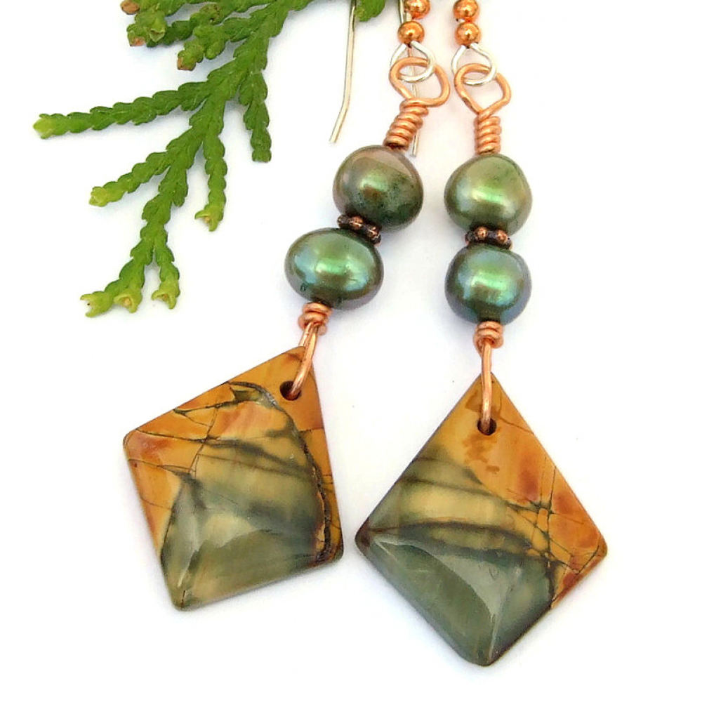 adorebynat's tweet image. What a beautiful handmade gemstone jewelry gift: earthy red creek jasper kites w/ glowing green freshwater pearls! buff.ly/4554Z7v via @ShadowDogDesign #sdftt #ShopSmall #GemstoneEarrings