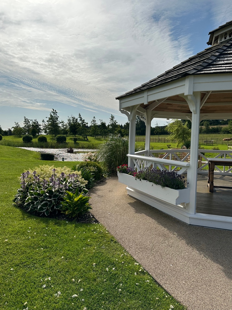 The Peak District National Park provides a picturesque backdrop for couples seeking to exchange vows, and our outdoor pagoda bathed in the warm summer sun ☀️👌 sets the perfect scene.

For more information about our wedding packages, please visit peakedgehotel.co.uk/weddings/plan-…
⁠