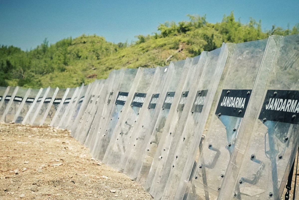 Yüzlerce jandarma ağaçları koruyor.
Ancak yaşayanları değil, kesilenleri…

#AkbeleneDokunma