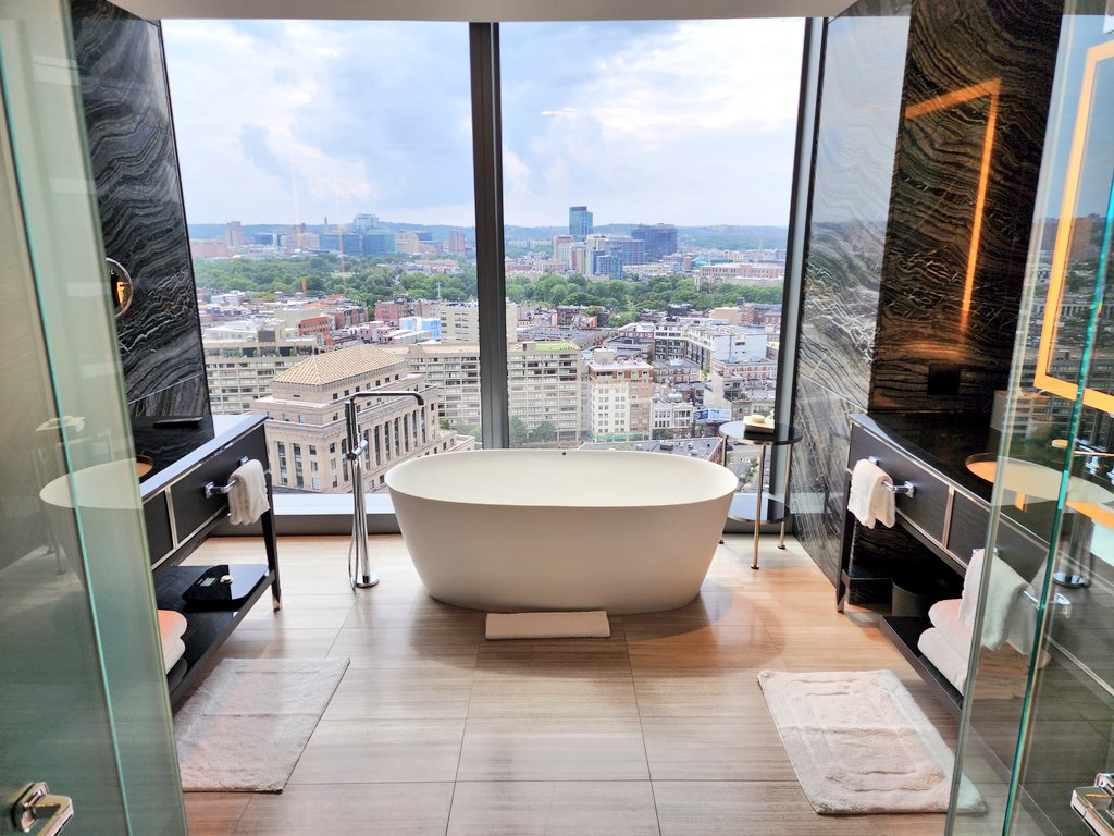 So crazy being back in Boston (where I went to college). Perfect place to shack up 🙂 
<a href="/fsbostondalton/">Four Seasons Hotel One Dalton Street, Boston</a> #Boston #Travel