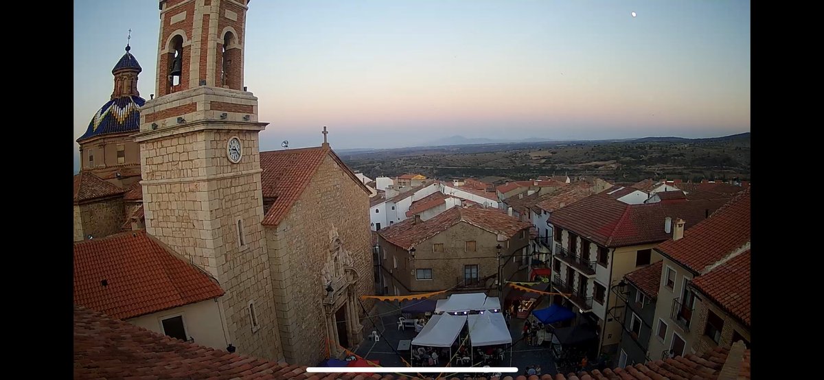 SantiCaballer's tweet photo. Gracias a @ibericam vemos los bonitos pueblos, muchos de #Teruel , en esta caso la wed camp de #Sarrion en el atardecer, bajo en directo se aprecia un mercadito en la plaza de la iglesia en esta tarde noche de Sábado de julio. https://t.co/NM0EEBR0EX