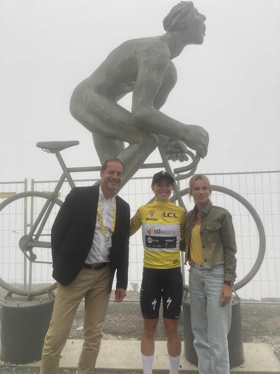 🚴‍♀️ Le Tourmalet a maintenant ses géantes et @demivollering est leur représentante 💛 @CaroleDelga, Michel Pélieu @departementhapy, @Roussemarion et Christian Prudhomme ont profité de l'arrivée du #TDFF2023 pour rendre hommage à la statue iconique et à Jacques Goddet, patron du…